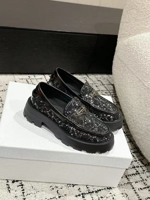 👟👟Ex-factory price 680👟👟 Dior 25/spring and summer new ultra-light loafers, new large soles and thick soles, the layout strives to create fashionable classic items, new products created at the first major show of Paris Fashion Week, the inspiration is cleverly combined with the perfect shoe shape by the D chief designer. Matched with brand buckles, it is more fashionable! Original version, perfect and exquisite workmanship!  ✔️Upper: imported open-edge beaded cowhide ✔️Inner lining: water-dyed cowhide ✔️Sole: IP foam outsole ✔️Size: #35-41 (40 41 customized items are not returnable)
